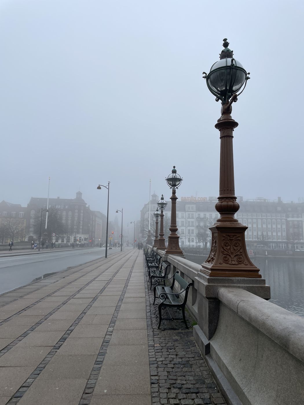 Stille morgen ved en københavnsk bro med lygtepæle i række.